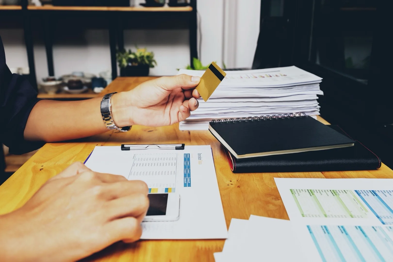 Closing a Mainland LLC in Dubai 2026: Liquidation, Costs & Pitfalls