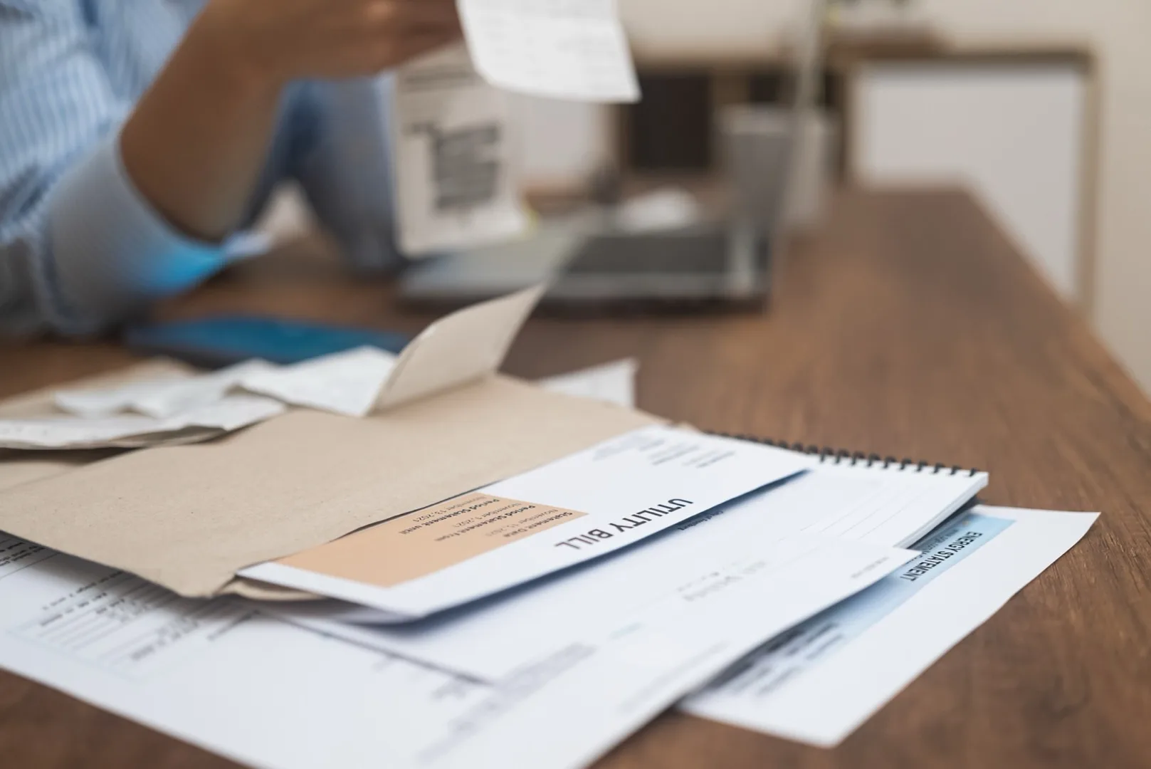 Closing UAE Bank Accounts When Leaving Dubai 2026: Clearance, Transfer & Common Issues