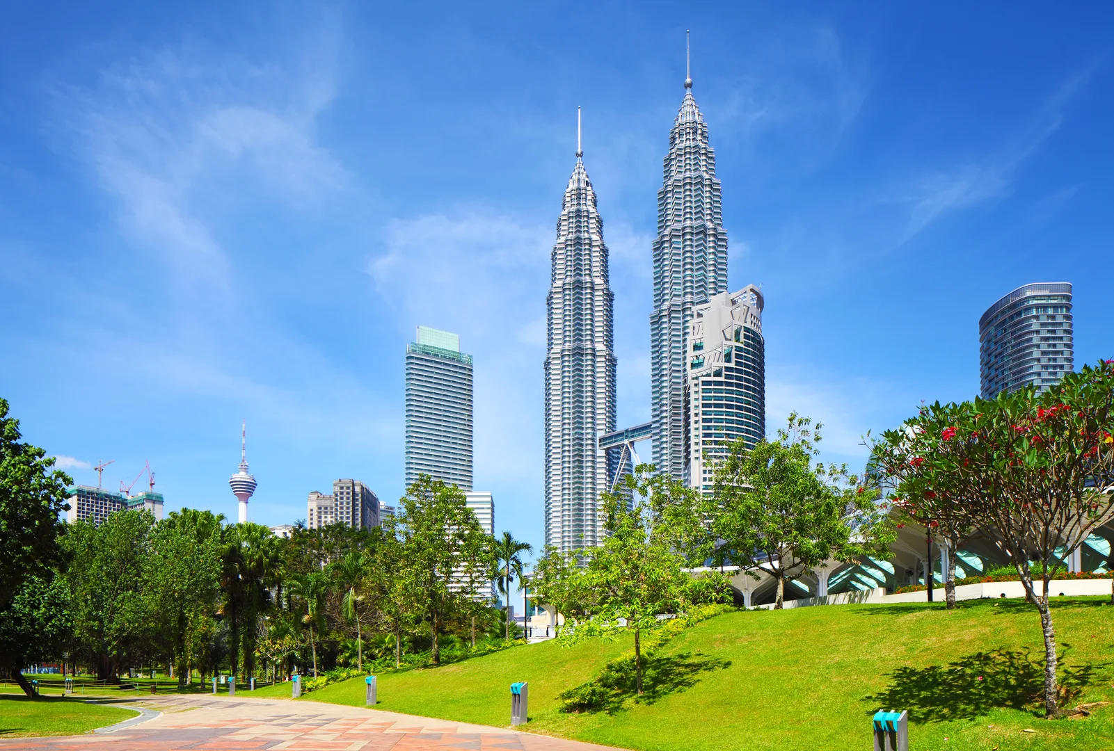 Moving to Dubai from Malaysia: Visa, Property, Banking & Halal Living 2026