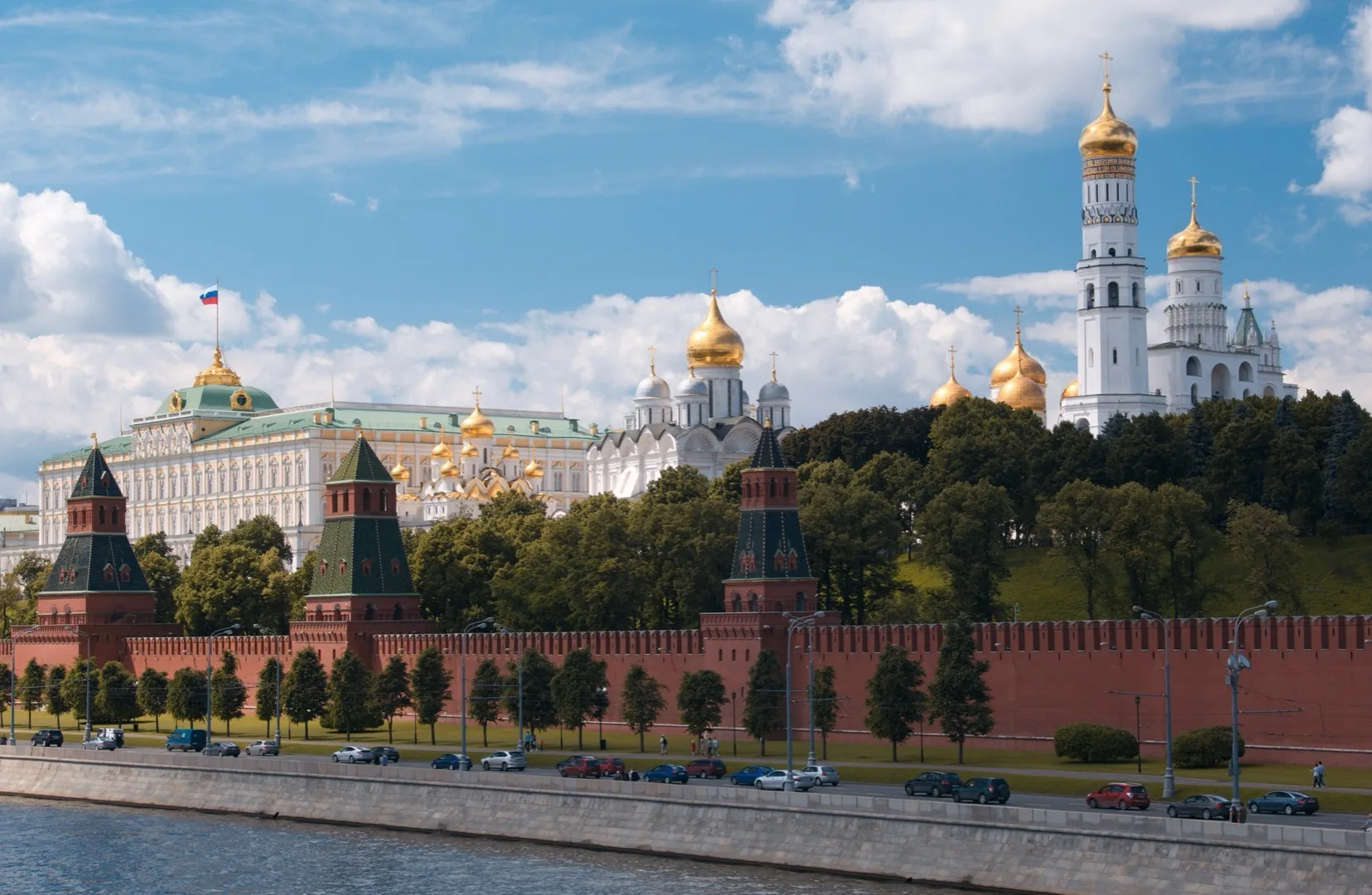 Russian Capital in Dubai 2026: Sanctions, Banking Realities and Where They're Buying
