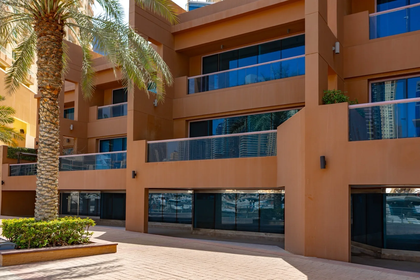 Selling a Dubai Villa vs Apartment 2026: Different Buyer Pools, Marketing & Timeline